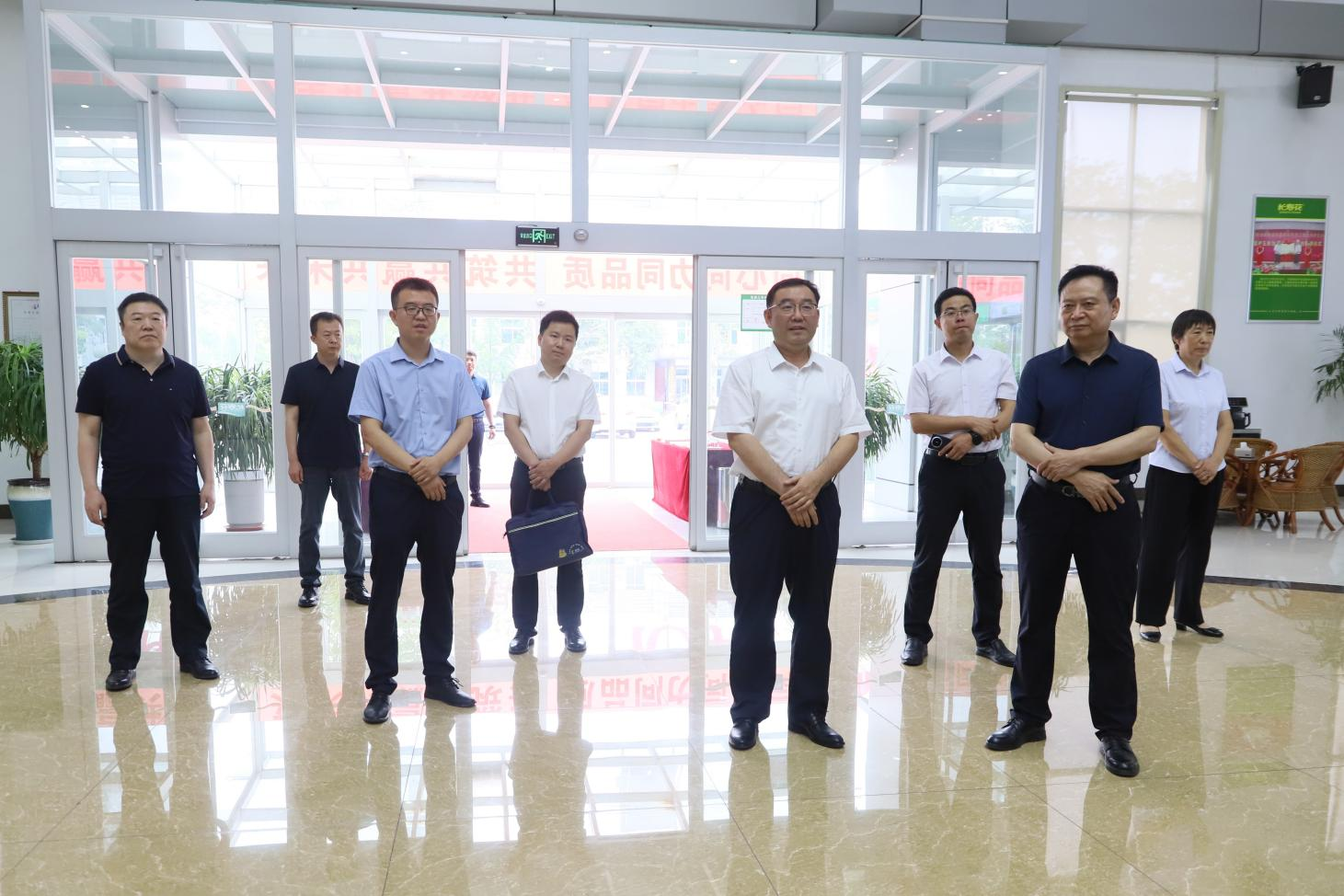 滨州医学院附属医院党委书记王东一行来山东s36沙龙会集团参观调研